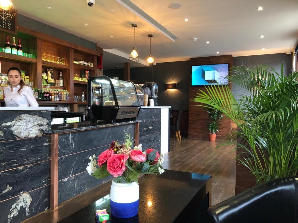 Eagle Hotel Luton Airport Exterior foto